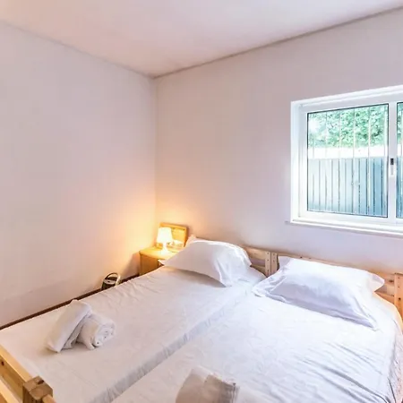 Villa Sleeps 10 With Pool And Wifi